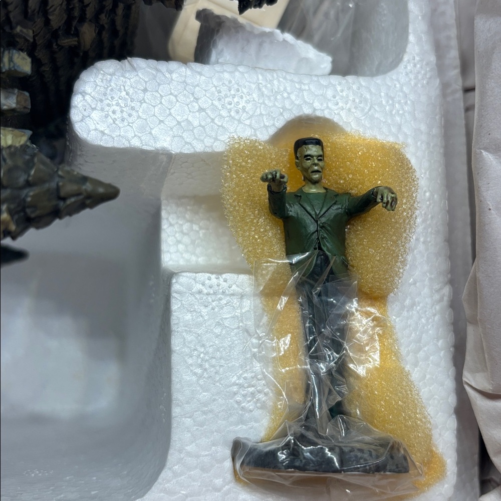 Hawthorne Village Halloween Universal Monsters ~ Frankenstein's Castle W/Figure - Picture 9 of 10